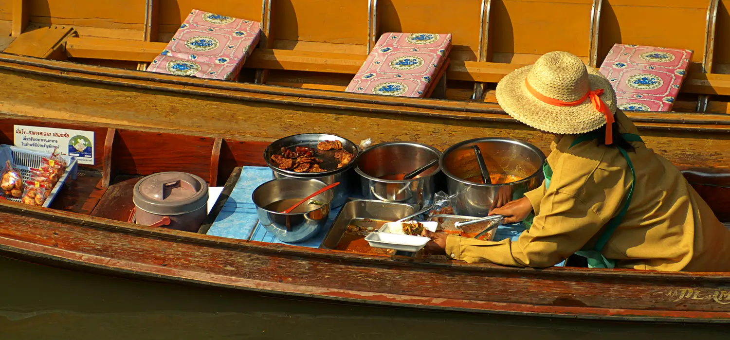 Vendor Damnoen Saduak floating market/Thailand